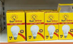 عبوات صفراء للمبات LED صن شاين بقدرة 16 واط، مصطفة على رف وإحدى العبوات مفتوحة

