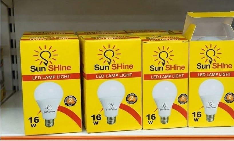 عبوات صفراء للمبات LED صن شاين بقدرة 16 واط، مصطفة على رف وإحدى العبوات مفتوحة
