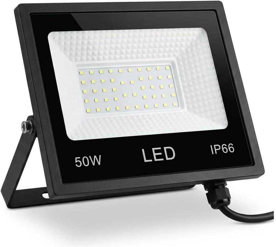 كشاف LED مستطيل أسود بحامل تثبيت وسلك توصيل، يوضح شرائح الإضاءة والعاكس الداخلي، ومكتوب على واجهته 50W وIP66
