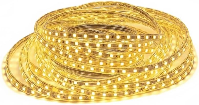 لفة شريط LED مضاءة بلون أبيض دافئ، توضح صفوف وحدات الإضاءة داخل الغلاف الشفاف على خلفية بيضاء
