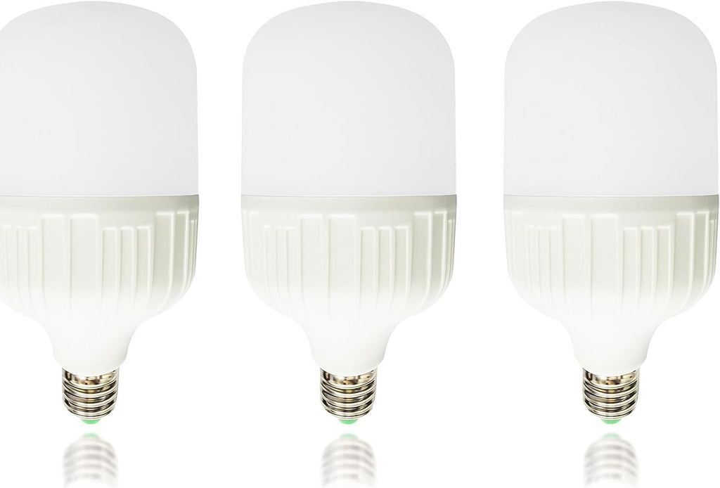 ثلاث لمبات LED بيضاء بقدرة 65 واط وقاعدة E27، مرتبة بجانب بعضها مع انعكاس أسفلها
