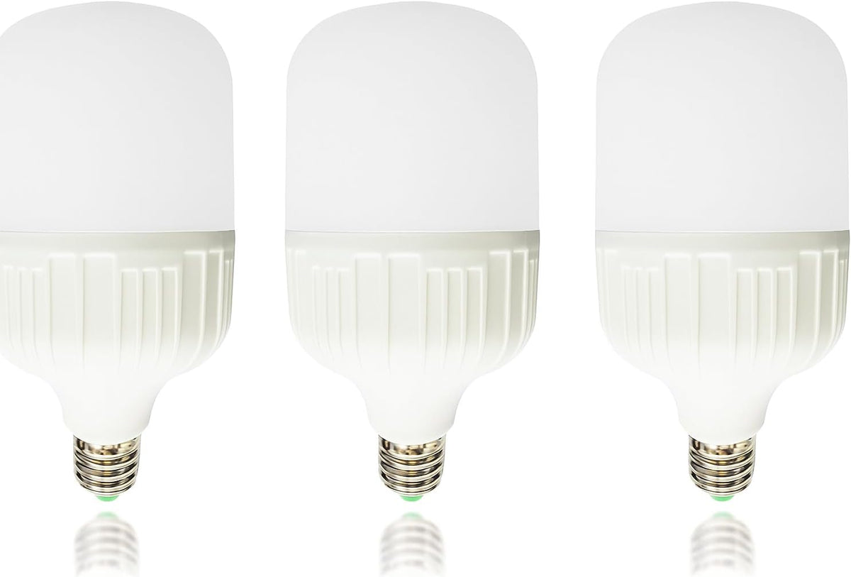 ثلاث لمبات LED بيضاء بقدرة 65 واط وقاعدة E27، مرتبة بجانب بعضها مع انعكاس أسفلها
