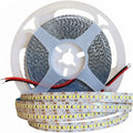 بكرة شريط إضاءة LED 2835 مع جزء مفرود يُظهر وحدات الإضاءة وأسلاك التوصيل الحمراء والسوداء.