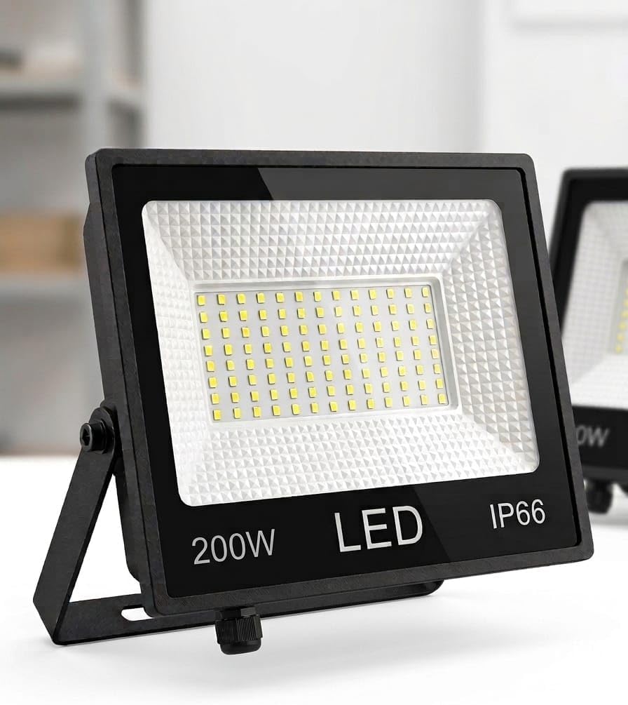 كشاف LED مستطيل أسود بحامل تثبيت، يوضح شرائح الإضاءة والعاكس الداخلي، ومكتوب على واجهته 200W وIP66
