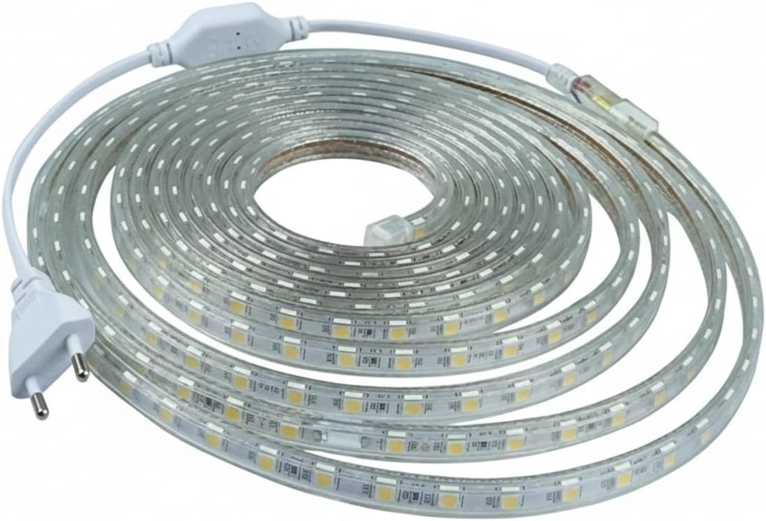 لفة شريط LED بغلاف شفاف وصفين من وحدات الإضاءة، متصلة بسلك أبيض وقابس ذي طرفين
