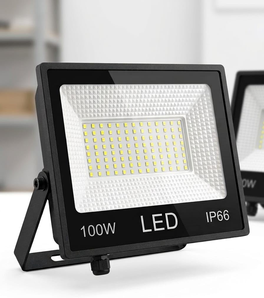 كشاف LED مستطيل أسود بحامل تثبيت، يوضح شرائح الإضاءة والعاكس الداخلي، ومكتوب على واجهته 100W وIP66

