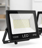 كشاف LED مستطيل أسود بحامل تثبيت، يوضح شرائح الإضاءة والعاكس الداخلي، ومكتوب على واجهته 100W وIP66
